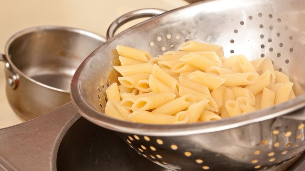 Ovo je ispravan način upotrebe cediljke: Većina nas koristi pogrešno 1