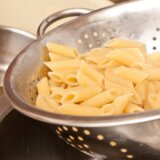 Ovo je ispravan način upotrebe cediljke: Većina nas koristi pogrešno 1