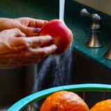Voće koje svi jedemo ima najviše pesticida, a ovo je najsigurniji način da ih odstranite 7