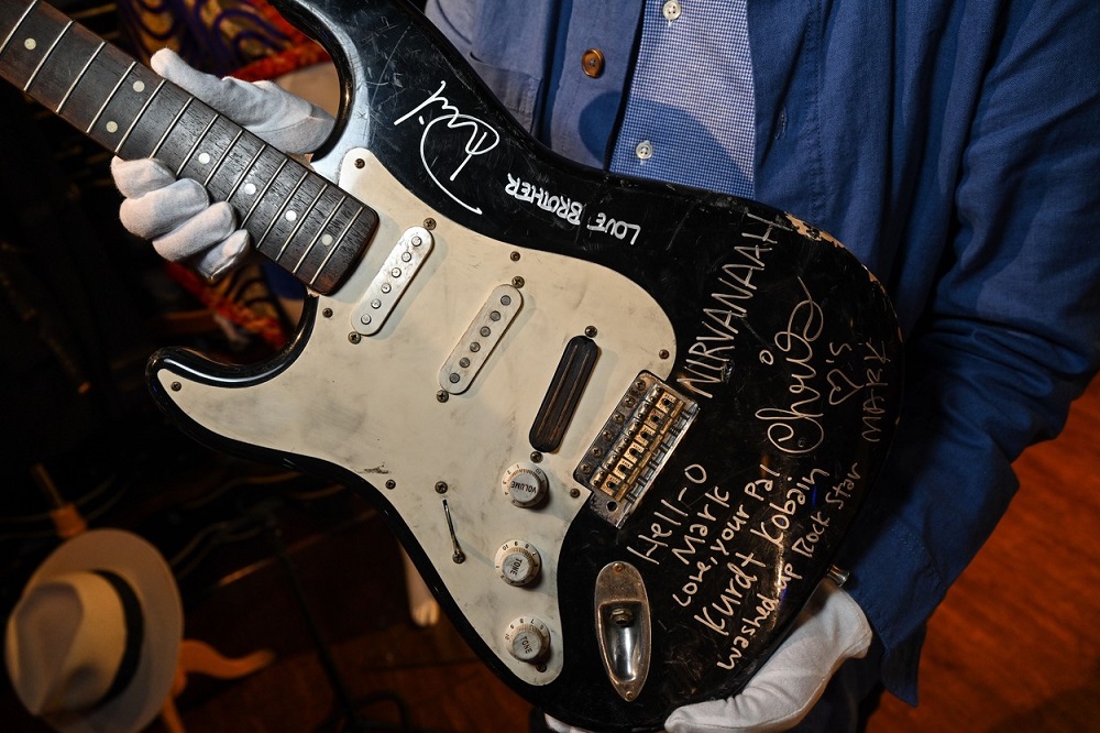 Gitara koju je Kurt Kobejn razbio prodata za skoro 600 hiljada dolara 2