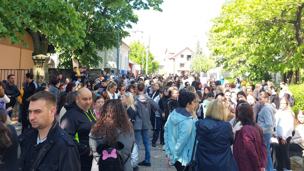 Zaječarski prosvetari, građani i roditelji odali počast nastradalima u OŠ “Vladislav Ribnikar” u Beogradu 3 Zaječarski prosvetari, građani i roditelji odali počast nastradalima u OŠ “Vladislav Ribnikar” u Beogradu 3