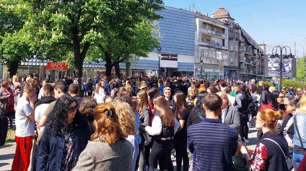 Zaječarski prosvetari, građani i roditelji odali počast nastradalima u OŠ “Vladislav Ribnikar” u Beogradu 4 Zaječarski prosvetari, građani i roditelji odali počast nastradalima u OŠ “Vladislav Ribnikar” u Beogradu 4