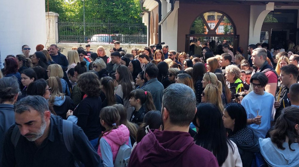 Zaječarski prosvetari, građani i roditelji odali počast nastradalima u OŠ “Vladislav Ribnikar” u Beogradu 2 Zaječarski prosvetari, građani i roditelji odali počast nastradalima u OŠ “Vladislav Ribnikar” u Beogradu 2