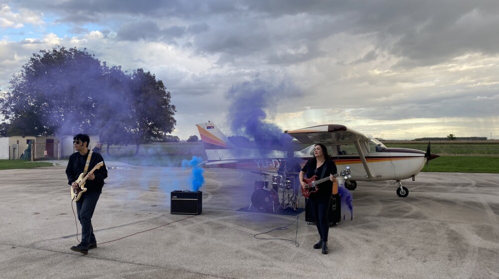 Novosadski bend Minstrel snimio spot u avionu 1