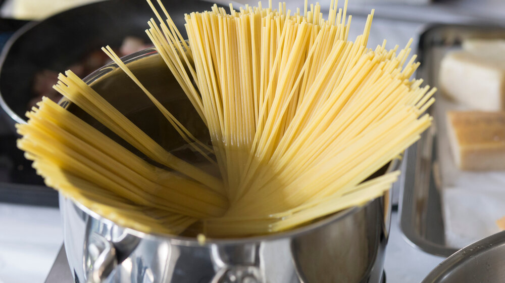 Baka iz Italije pokazala genijalan trik za otvaranje kese špageta: Bez makaza i noža 1