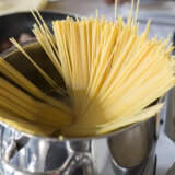 Baka iz Italije pokazala genijalan trik za otvaranje kese špageta: Bez makaza i noža 1