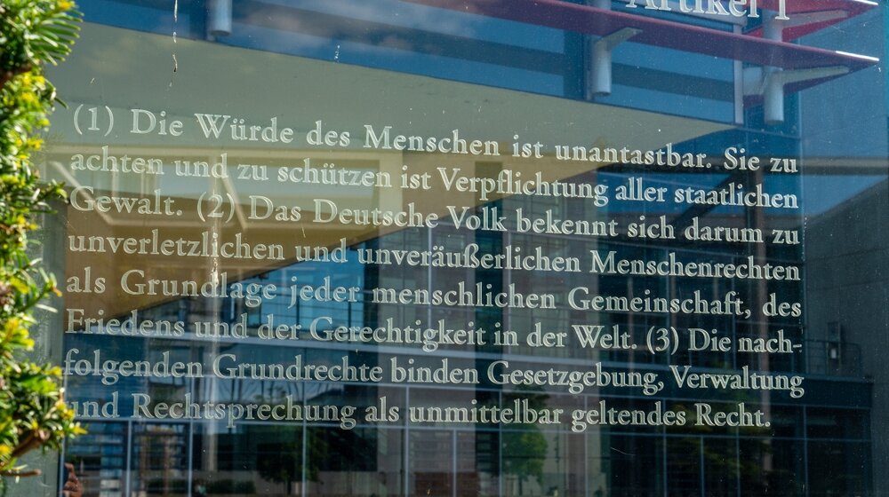 Klimatski aktivisti ponovo oštetili spomenik nemačkom ustavu u Berlinu 1