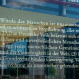 Klimatski aktivisti ponovo oštetili spomenik nemačkom ustavu u Berlinu 4