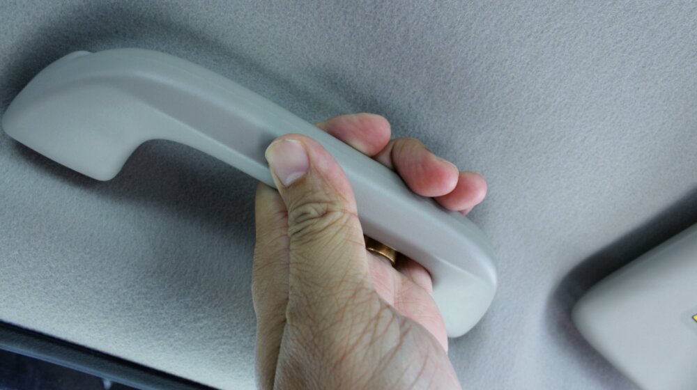 Pogrešno koristite kvaku iznad vrata u autu: Ima dodatnu funkciju koju još uvek niste otkrili 1