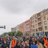 Šetnjom do spomenika "Porodica" završen protest u Novom Sadu, građani se 18 puta zaustavljali za svaku žrtvu 8