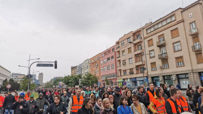 Šetnjom do spomenika "Porodica" završen protest u Novom Sadu, građani se 18 puta zaustavljali za svaku žrtvu 1