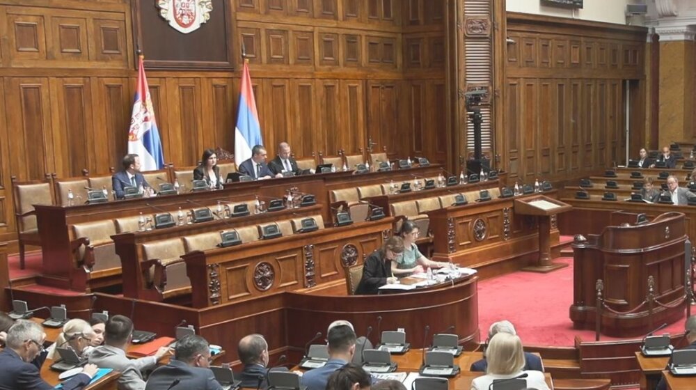 Skupština nastavila rad, Zeleno levi klub nudi pomoć onima koji su ucenjeni da dođu na miting SNS 1