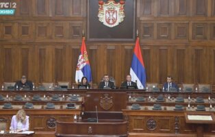 skupstina2 Poslanici opozicije drže "Šta je smešno" dok govori premijerka (FOTO) 4