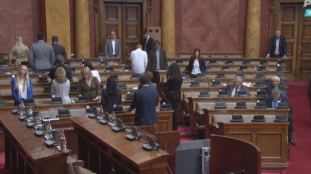 Orlić izrekao opomenu Dragani Rakić zbog duvanja u pištaljku tokom govora Bakareca 1