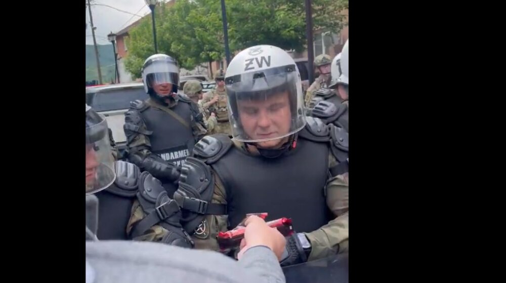 U Americi se održava dan sećanja na vojnike, u Zvečanu Arsenijević nudio slatkiše pripadnicma KFOR 1