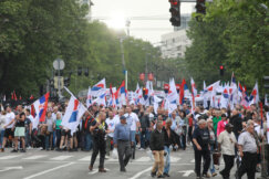 Numerous citizens from all parts of Serbia are arriving on the plateau in front of the House of the National Assembly, where the "Serbia of Hope" rally called by the President of Serbia, Aleksandar Vucic, is to begin at 7:00 p.m.Brojni gradjani iz svih delova Srbije pristizu na plato ispred Doma Narodne skupstine gde u 19.00 casova treba da pocne skup "Srbija nade" na koji je pozvao predsednik Srbije Aleksandar Vucic. Transparenti, kišobrani i mokri građani: 50 fotografija sa skupa "Srbija nade" (FOTO) 30