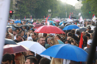 Transparenti, kišobrani i mokri građani: 50 fotografija sa skupa "Srbija nade" (FOTO) 28