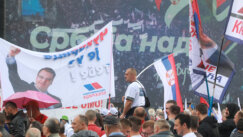 Numerous citizens from all parts of Serbia are arriving on the plateau in front of the House of the National Assembly, where the "Serbia of Hope" rally called by the President of Serbia, Aleksandar Vucic, is to begin at 7:00 p.m.Brojni gradjani iz svih delova Srbije pristizu na plato ispred Doma Narodne skupstine gde u 19.00 casova treba da pocne skup "Srbija nade" na koji je pozvao predsednik Srbije Aleksandar Vucic. Transparenti, kišobrani i mokri građani: 50 fotografija sa skupa "Srbija nade" (FOTO) 31