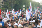 Numerous citizens from all parts of Serbia are arriving on the plateau in front of the House of the National Assembly, where the "Serbia of Hope" rally called by the President of Serbia, Aleksandar Vucic, is to begin at 7:00 p.m.Brojni gradjani iz svih delova Srbije pristizu na plato ispred Doma Narodne skupstine gde u 19.00 casova treba da pocne skup "Srbija nade" na koji je pozvao predsednik Srbije Aleksandar Vucic. Transparenti, kišobrani i mokri građani: 50 fotografija sa skupa "Srbija nade" (FOTO) 37