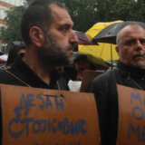 Lokalni front iz Kraljeva organizator performansa tokom protesta Srbija protiv nasilja: Veliki odjek "Sto za jednoga" na društvenim mrežama (FOTO) 9