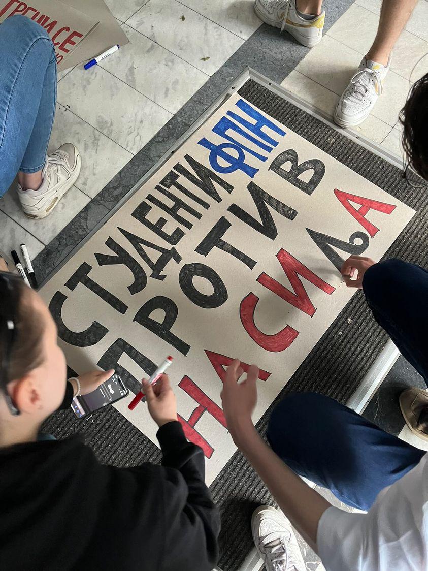 Studenti FPN-a ispred fakulteta pravili transparente za protest "Srbija protiv nasilja" 2 Studenti FPN-a ispred fakulteta pravili transparente za protest "Srbija protiv nasilja" 2