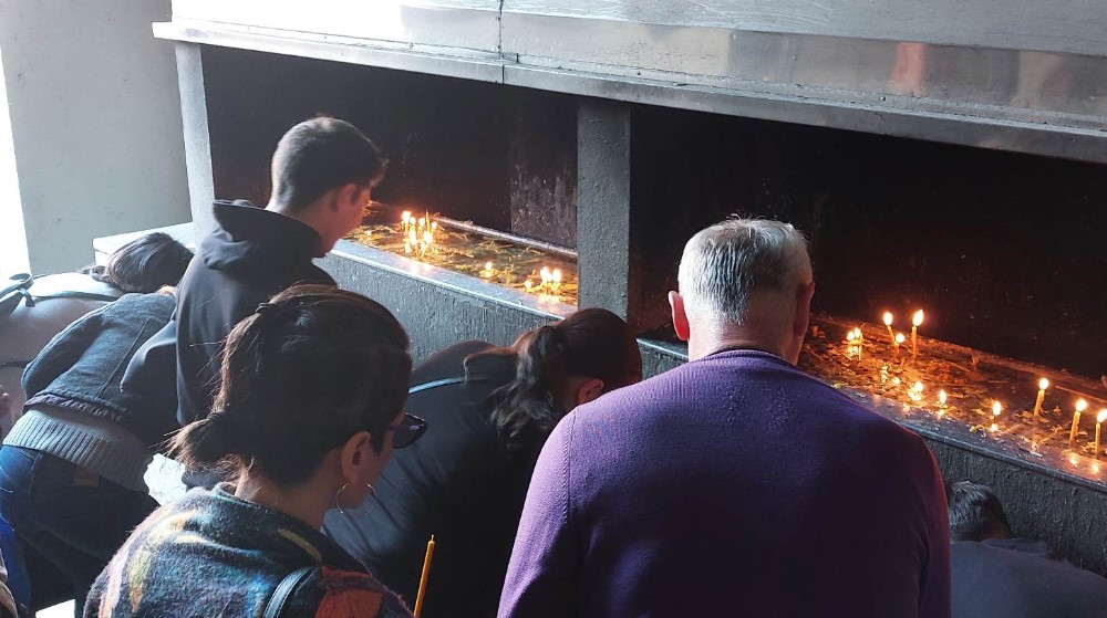 Zaječarski prosvetari, građani i roditelji odali počast nastradalima u OŠ “Vladislav Ribnikar” u Beogradu 1