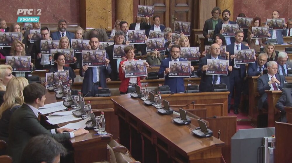 Poslanici opozicije drže "Šta je smešno" dok govori premijerka (FOTO) 1
