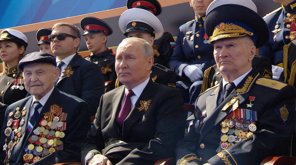Putin zajedno sa veteranima NKVD-a i KGB-a preuzeo Paradu pobede 1