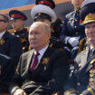 Putin zajedno sa veteranima NKVD-a i KGB-a preuzeo Paradu pobede 16