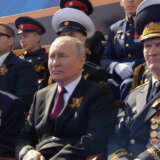Putin zajedno sa veteranima NKVD-a i KGB-a preuzeo Paradu pobede 17