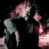 „Svet će se završiti za mesec ili dva“, a pre toga poslušajte "Emotion Sickness"- prvi singl novog albuma Queens of The Stone Age 3