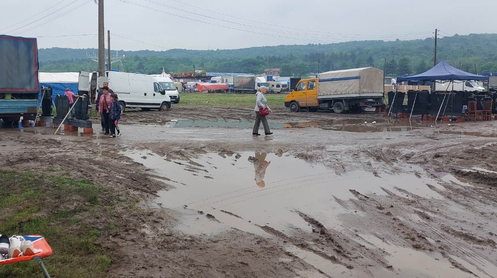 Tradicionalni vašar u Zaječaru pokvarili blato i kiša: Pljeskavice 300, jagnjetina 3.000, a mekica 100 dinara 10