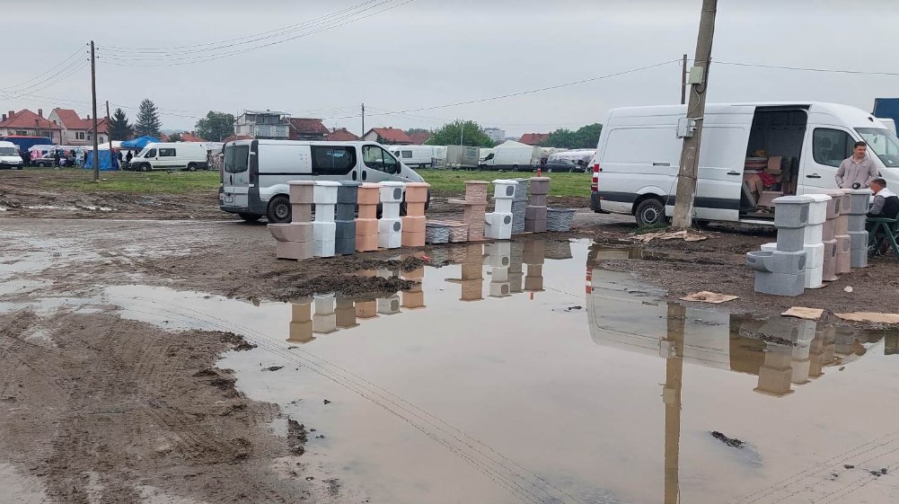 Tradicionalni vašar u Zaječaru pokvarili blato i kiša: Pljeskavice 300, jagnjetina 3.000, a mekica 100 dinara 4 Tradicionalni vašar u Zaječaru pokvarili blato i kiša: Pljeskavice 300, jagnjetina 3.000, a mekica 100 dinara 4