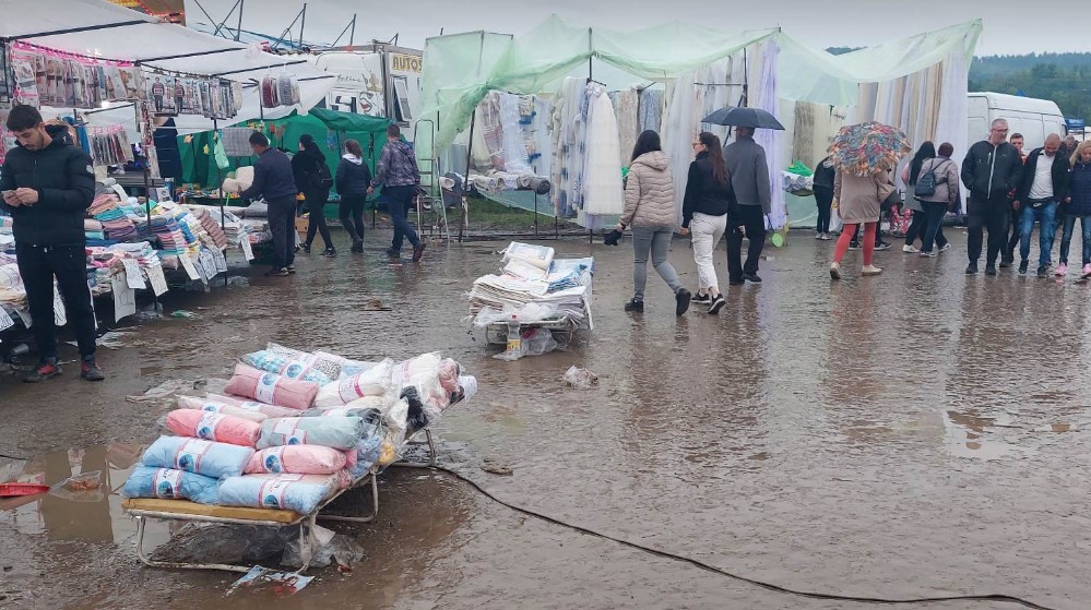 Tradicionalni vašar u Zaječaru pokvarili blato i kiša: Pljeskavice 300, jagnjetina 3.000, a mekica 100 dinara 1