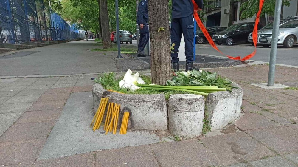 Većina škola u Gornjem Milanovcu obustavila nastavu, na trgu održan čas ćutanja 1