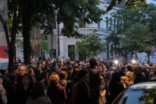 Građani upalili hiljade sveća na skupu ispred škole u kojoj se desila tragedija (FOTO) 7