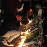 Zagrepčani palili sveće i polagali cveće u znak podrške Beogradu 12