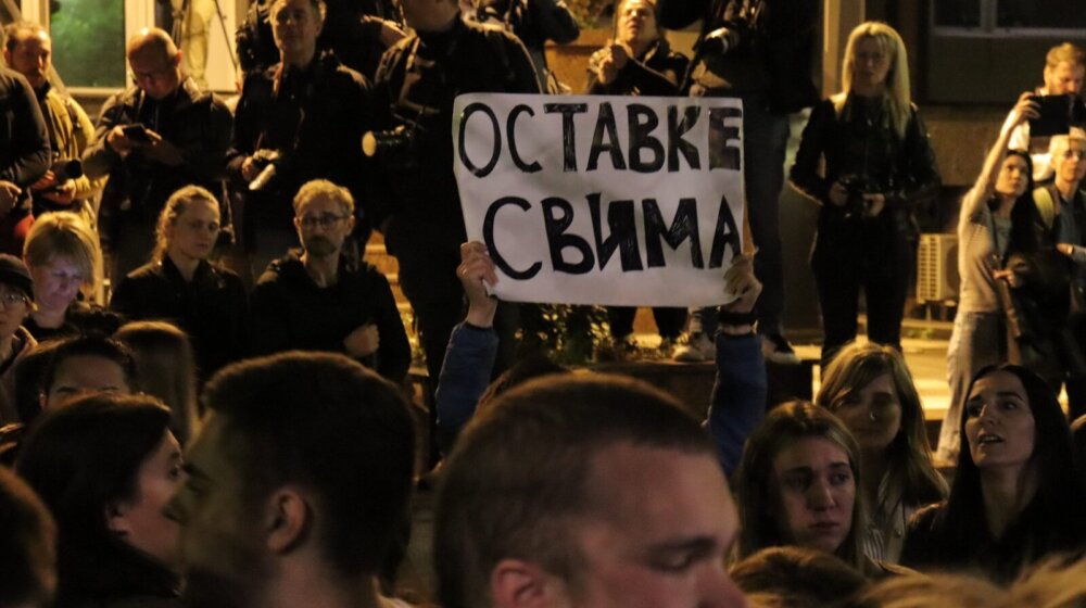 Građani zatražili ostavku ministra prosvete na protestu povodom tragedije u OŠ "Vladislav Ribnikar" (FOTO, VIDEO) 1