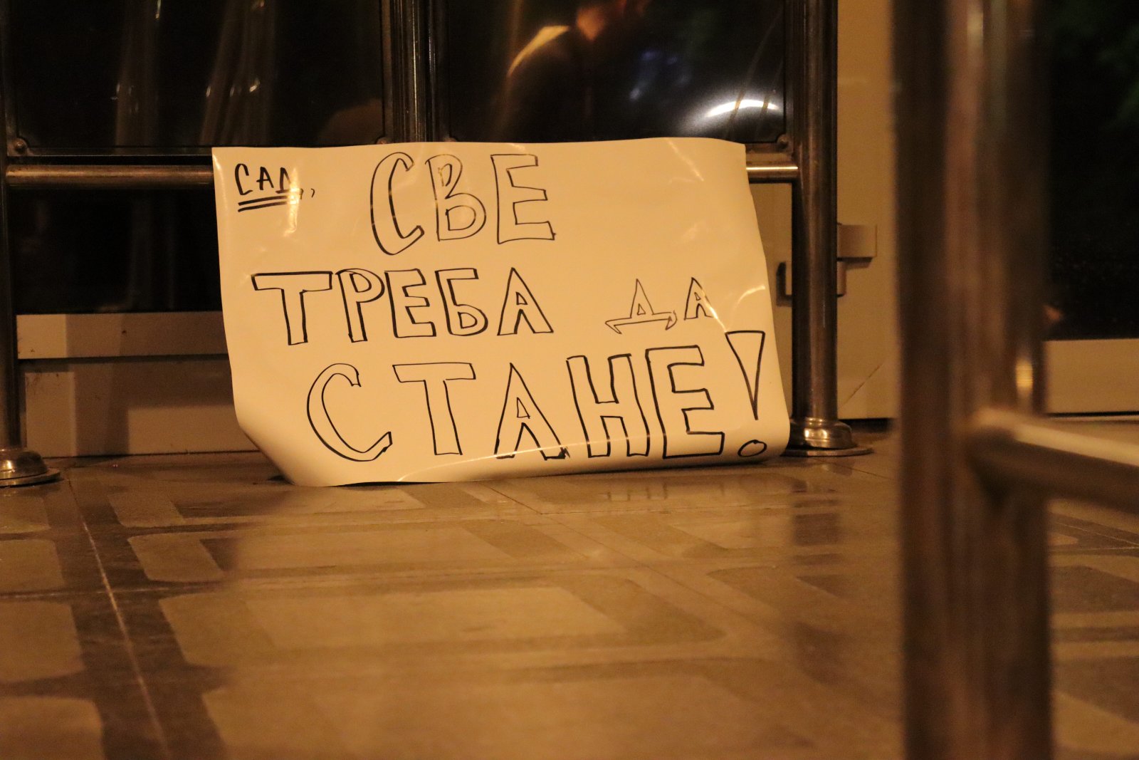 Građani zatražili ostavku ministra prosvete na protestu povodom tragedije u OŠ "Vladislav Ribnikar" (FOTO, VIDEO) 2