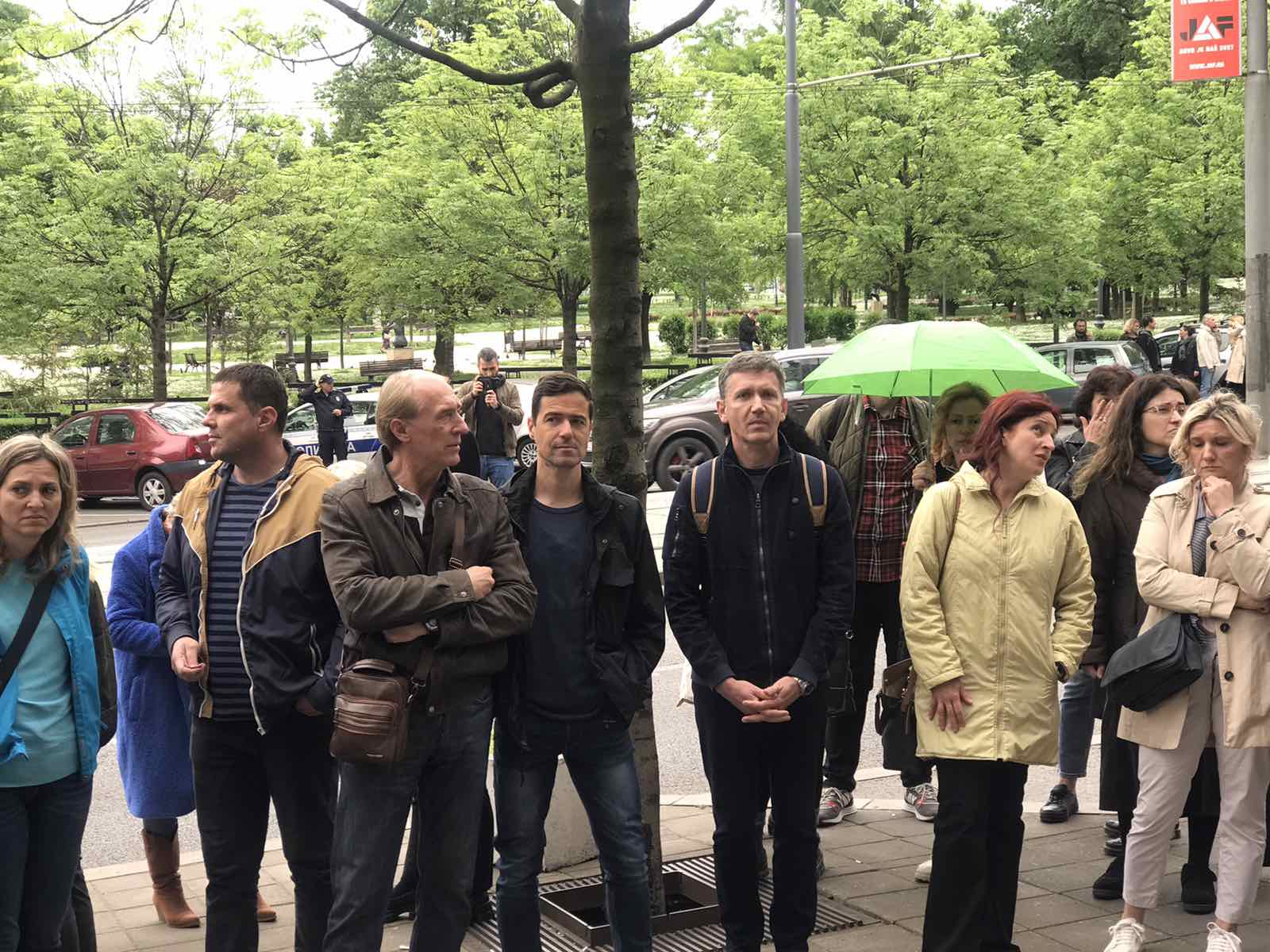 "Tražimo odgovornost svih koji nisu na vreme reagovali da se spreči tragedija u vračarskoj školi": Skup sindikalaca ispred Ministarstva prosvete 2