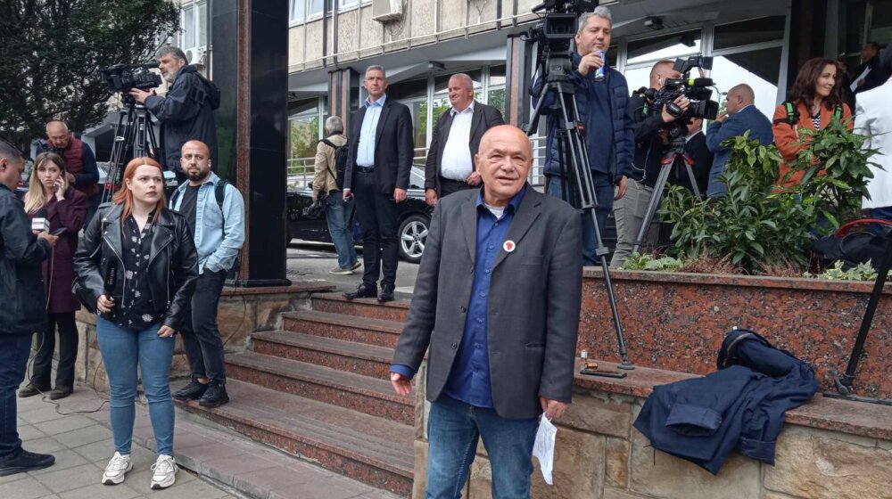 "Tražimo odgovornost svih koji nisu na vreme reagovali da se spreči tragedija u vračarskoj školi": Skup sindikalaca ispred Ministarstva prosvete 1