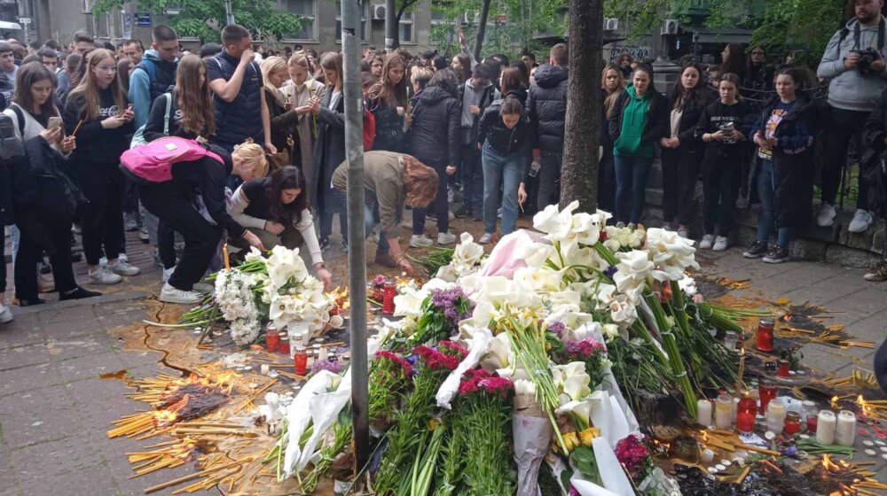 Veliki broj beogradskih đaka se okuplja kod Osnovne škole "Vladislav Ribnikar" (FOTO) 1