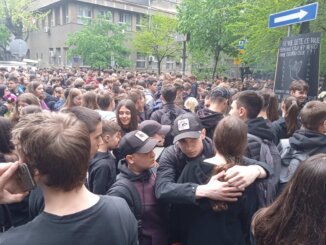 Veliki broj beogradskih đaka se okuplja kod Osnovne škole "Vladislav Ribnikar" (FOTO) 2