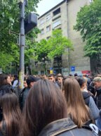 UŽIVO Dan nakon tragedije u školi na Vračaru: Više stotina đaka odaje počast žrtvama, osumnjičeni na Klinici za neurologiju i psihijatriju za decu i omladinu 3