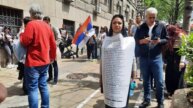 Protest zaposlenih iz Laze ispred Vlade Štrajkački odbor zaposlenih iz "Dr Laze Lazarevića" prihvatio molbu premijerke: Odustajemo od radikalizacije na nekoliko dana 3