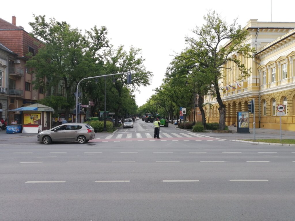 UŽIVO Drugi dan protesta poljoprivrednika: Novosadski poljoprivrednici večeras odlučuju o daljim protestima, Subotičani odblokirali centar grada (VIDEO, FOTO) 2 UŽIVO Drugi dan protesta poljoprivrednika: Novosadski poljoprivrednici večeras odlučuju o daljim protestima, Subotičani odblokirali centar grada (VIDEO, FOTO) 6
