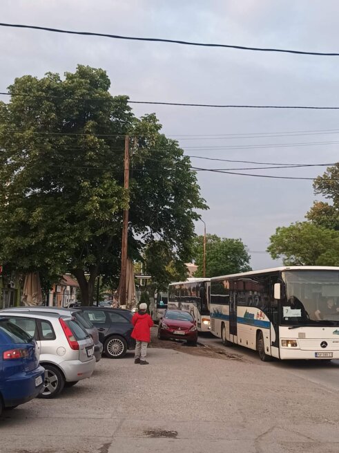 (FOTO) Centar Pančeva blokiran autobusima iz Vojvodine, ali i drugih delova Srbije posle mitinga SNS-a 10