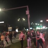 Incident na protestu: Ženu i devojku ispred Skupštine napali muškarci sa kapuljačama 15