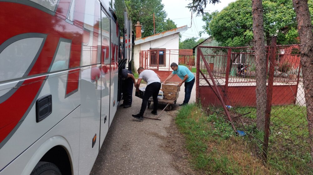 U autobus bugarskih tablica ljudi tovare sendviče ispred zaječarskog komunalnog preduzeća: Odbili da pričaju za Danas (FOTO) 1