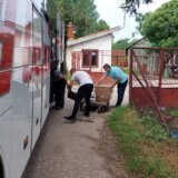 U autobus bugarskih tablica ljudi tovare sendviče ispred zaječarskog komunalnog preduzeća: Odbili da pričaju za Danas (FOTO) 7